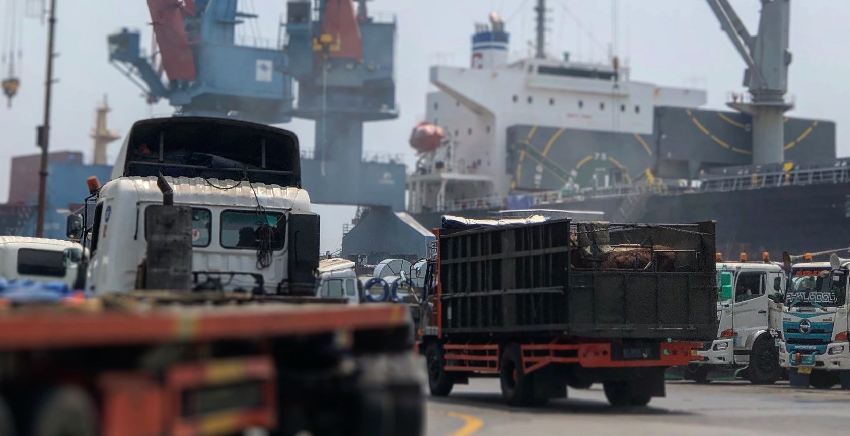 Armada Logistik Logitruk